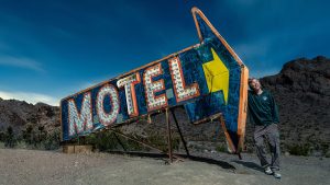 How I got the picture: Night selfie with an epic motel sign
